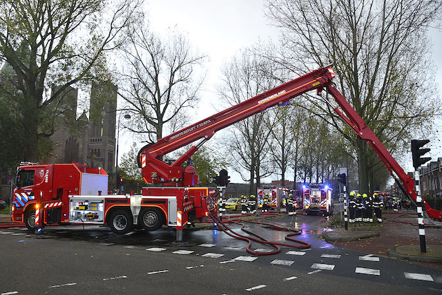 2021/183/20211113-16u35 GB 010 Zeer grote brand Westergracht HLM.jpg